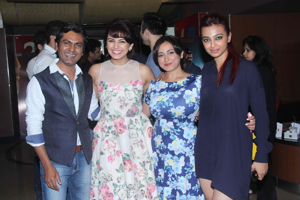 'Badlapur': (left to right) Nawazuddin Siddiqui, Huma Qureshi, Divya Dutta, Radhika Apte Sonakshi Sinha, Varun Dhawan, Nargis Fakhri Attends Film's Special Screening