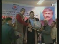 uttarakhand-cm-harish-rawat-stands-atop-chair-to-felicitate-wrestler-khali
