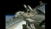 spacewalking-astronauts-rigging-station-for-new-u-s-space-taxis