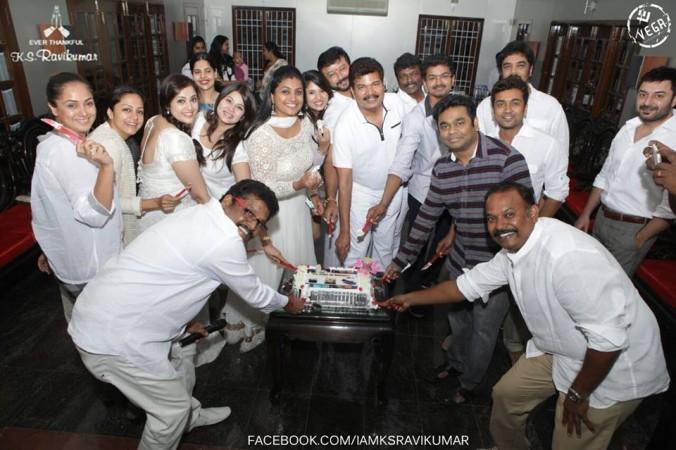 A picture before the 90s stars cut the cake. Stars of 90s Reunion - Photo 1