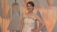 julianne-moore-arrives-on-red-carpet-in-chanel-gown