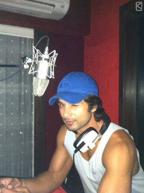 Rare Candid Pictures of Shahid Kapoor Rare Candid Pictures of Shahid Kapoor