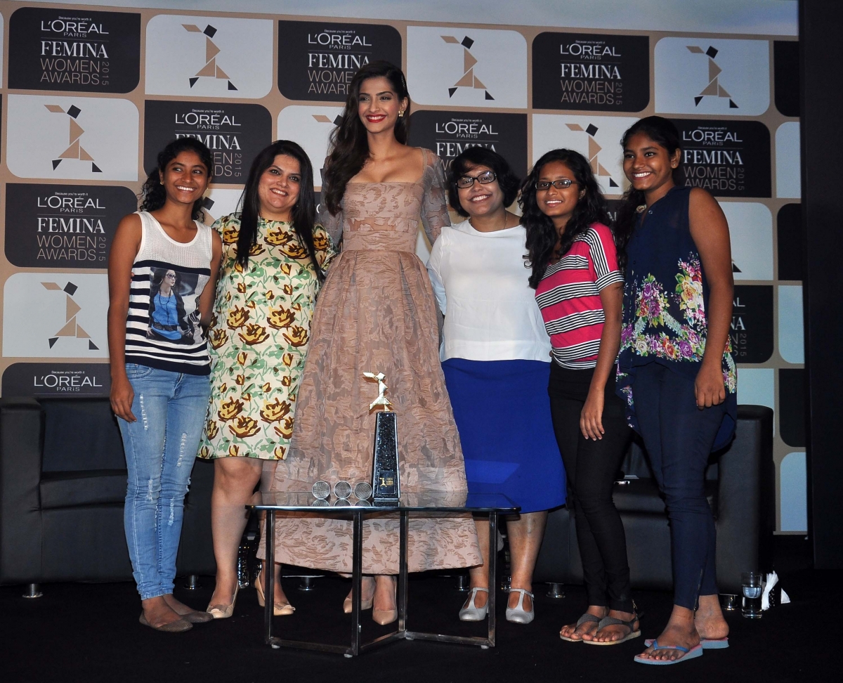 Glamorous Sonam Kapoor Launches L'Oréal Paris Femina Women Awards 2015