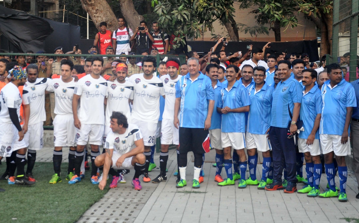 Ranbir Kapoor, Arjun Kapoor and Other Celebs Play Friendly Football Match with Mumbai Police