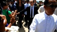 frances-hollande-visits-typhoon-hit-philippine-town