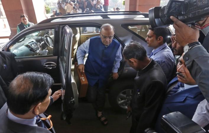 India's Finance Minister Arun Jaitley arrives at the parliament to present the federal budget for the 2015/16, in New Delhi February 28, 2015. Jaitley announced a budget for growth on Saturday, saying the economy was ready to Finance Minister Arun Jaitley