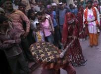 Holi 2015: Spectacular Images of 'Lathmar Holi' Celebrated in Mathura, Vrindavan