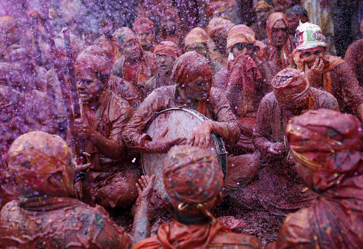 Holi 2015: Spectacular Images of 'Lathmar Holi' Celebrated in Mathura, Vrindavan