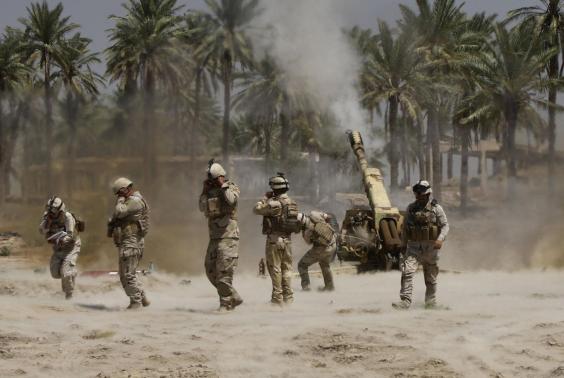 Iraqi soldiers fire artillery towards Isis targets inside Tikrit