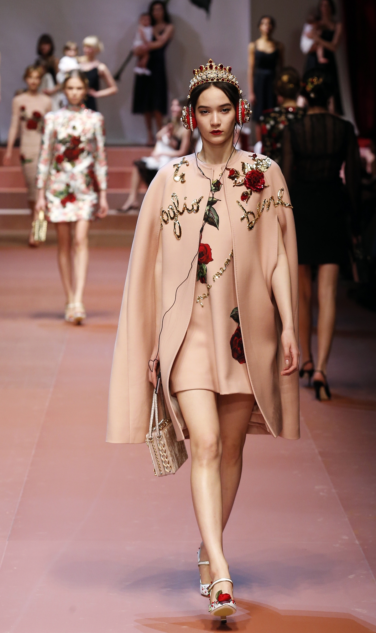 Milan Fashion Week 2015: Pregnant Models Walks The Ramp for Dolce & Gabbana