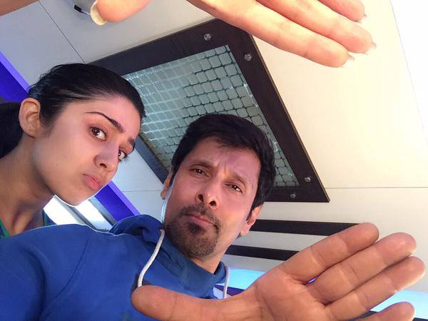 Vikram and Charmme Kaur 10 Enradhukulla