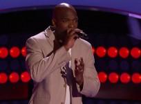 Jeremy Gaynor performing