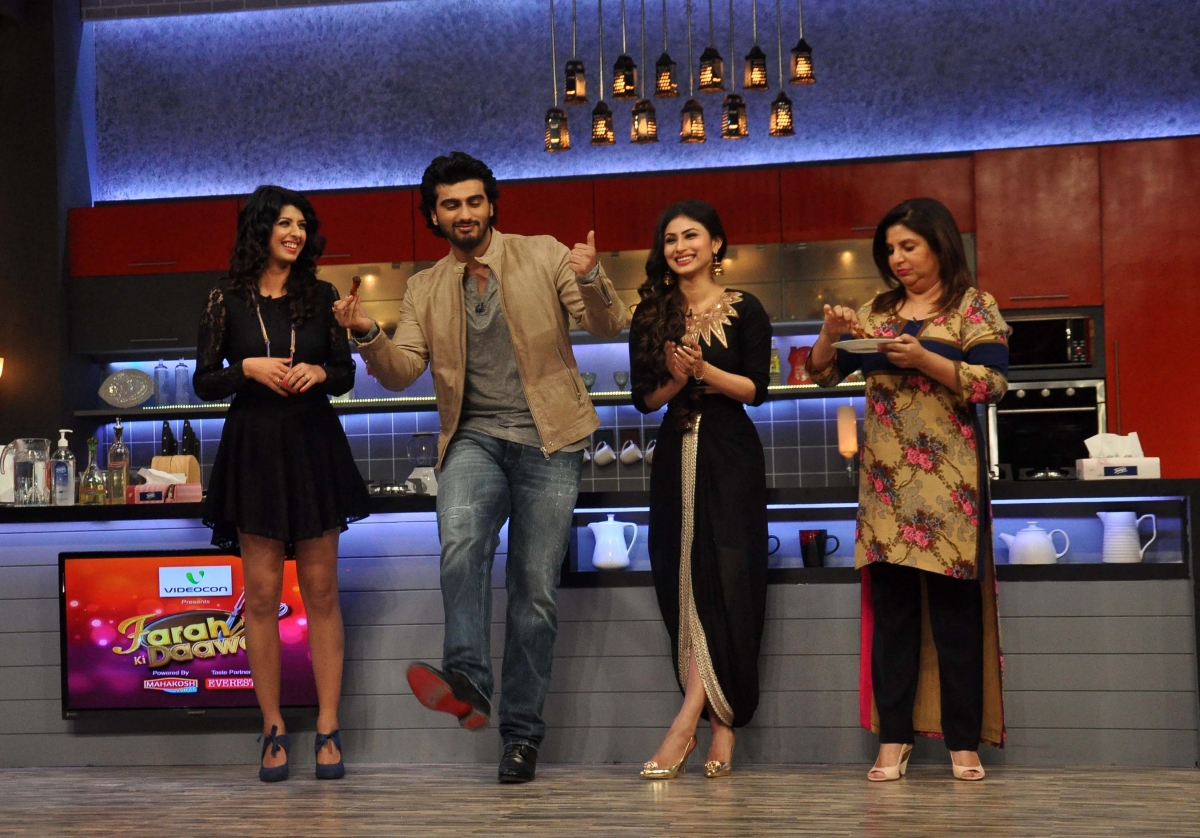 'Farah Ki Daawat': Arjun Kapoor Brings Fun in Farah Khan's Cookery Show, along with Aishwarya Sakhuja and Mouni Roy 'Farah Ki Daawat': Arjun Kapoor Brings Fun in Farah Khan's Cookery Show