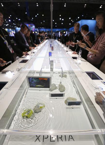 Sony Xperia M4 Aqua showcased underwater at MWC event