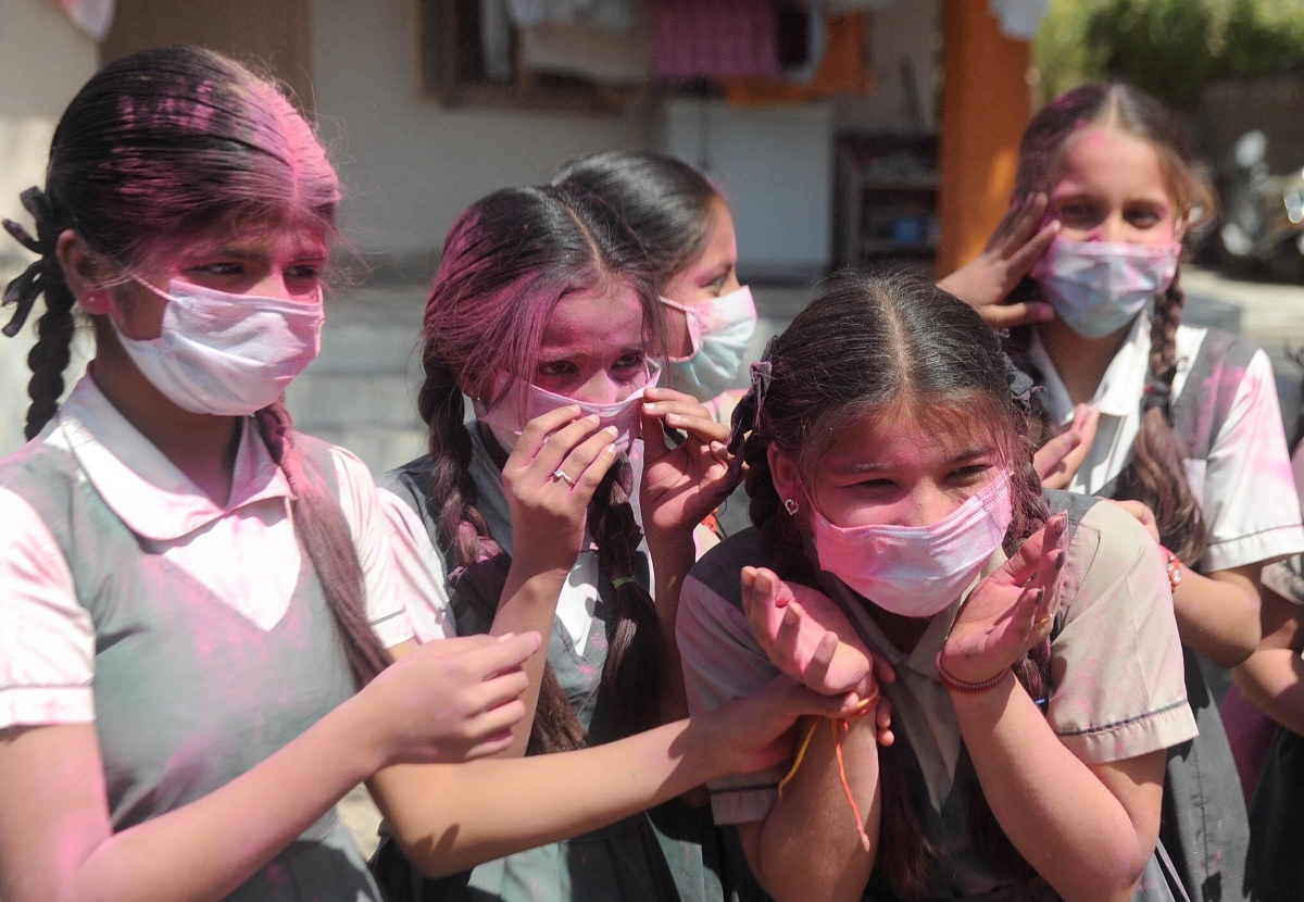 girls bathing after playing holi