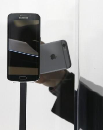 Visitors check out the new Samsung Galaxy S6 smartphone during the Mobile World Congress in Barcelona March 2, 2015. Visitors check out the new Samsung Galaxy S6 smartphone during the Mobile World Congress in Barcelona March 2, 2015.