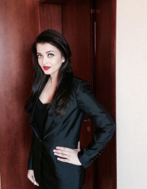 6 Of Aishwarya Rai Bachchan's All-Black Red Carpet Looks We're Swooning  Over | MissMalini