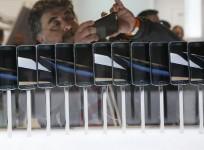 A row of Galaxy S6 edge smartphones are seen on display at the Samsung Galaxy Unpacked event before the Mobile World Congress in Barcelona March 1, 2015.