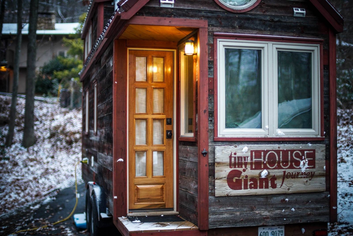 House On Wheels When Us Couple Guillaume And Jenna Decided To Quit Jobs And Travel In Their Mobile Home Photos Ibtimes India