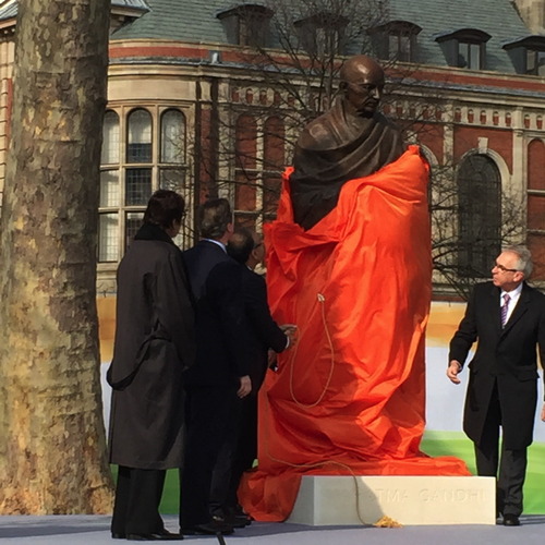 Amitabh Bachchan Unveils Mahatma Gandhi Statue in London