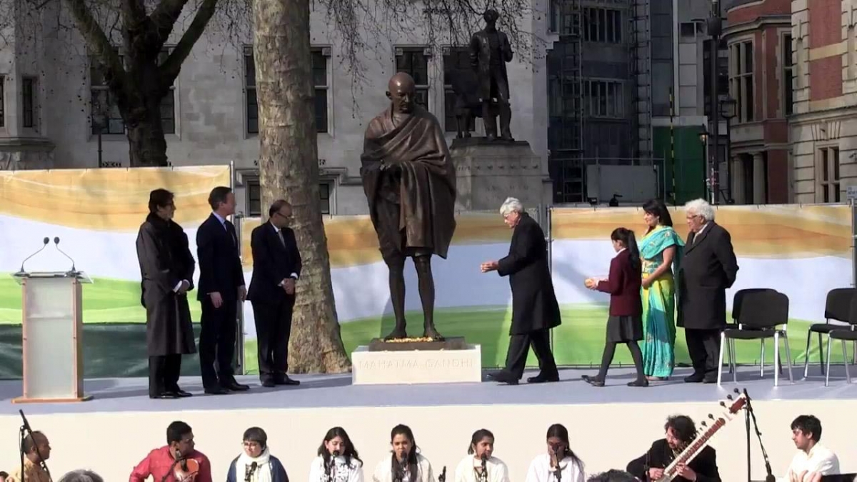 Amitabh Bachchan Unveils Mahatma Gandhi Statue in London