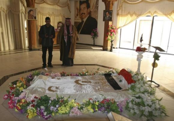 Residents pray at the tomb of executed former Iraqi President Saddam Hussein,which now have destroyed.