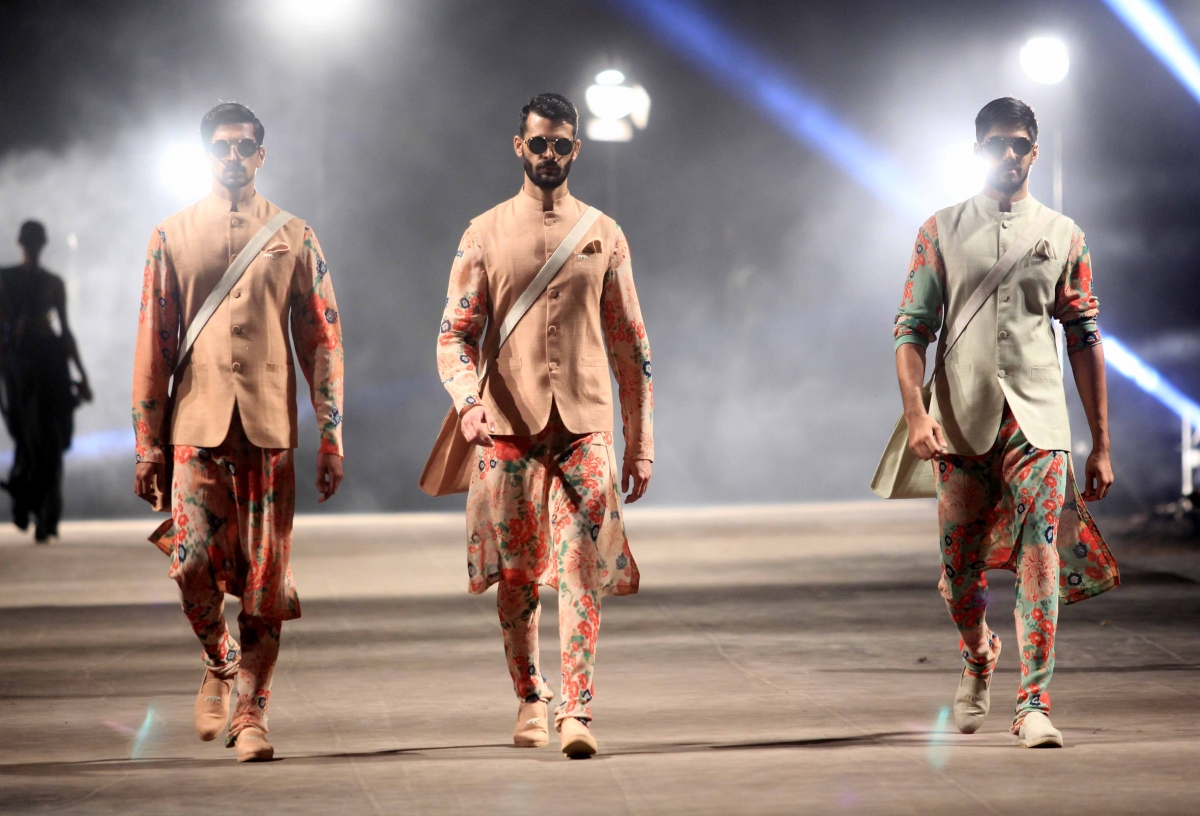 Lakme Fashion Week 2015: Models showcase Sabyasachi's collections Lakme Fashion Week 2015: Deepika, Kajol, Sridevi Attend Sabyasachi Mukherjee's Opening Show