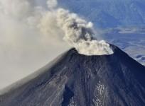 chile-volcano-villarrica-expels-gas-and-ash-in-active-phase