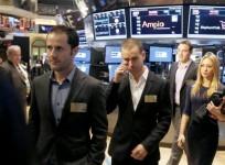 Twitter co-founders Evan Williams (L) and Jack Dorsey (C) walk together during the Twitter Inc. IPO on the floor of the New York Stock Exchange in New York, November 7, 2013.