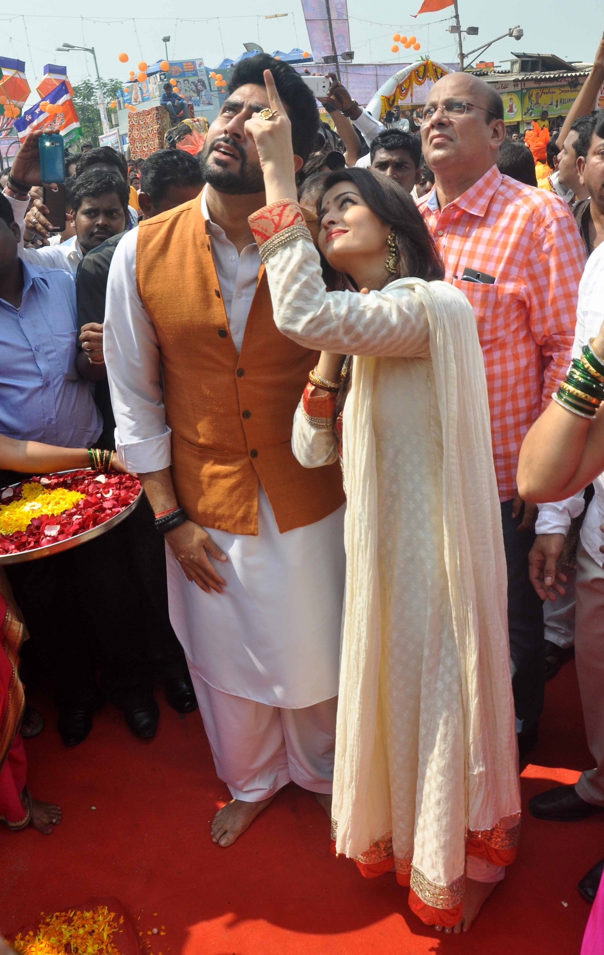 Aishwarya Rai Bachchan Celebrates 'Gudi Padwa' with Abhishek Bachchan; Couple Looks Stunning Together