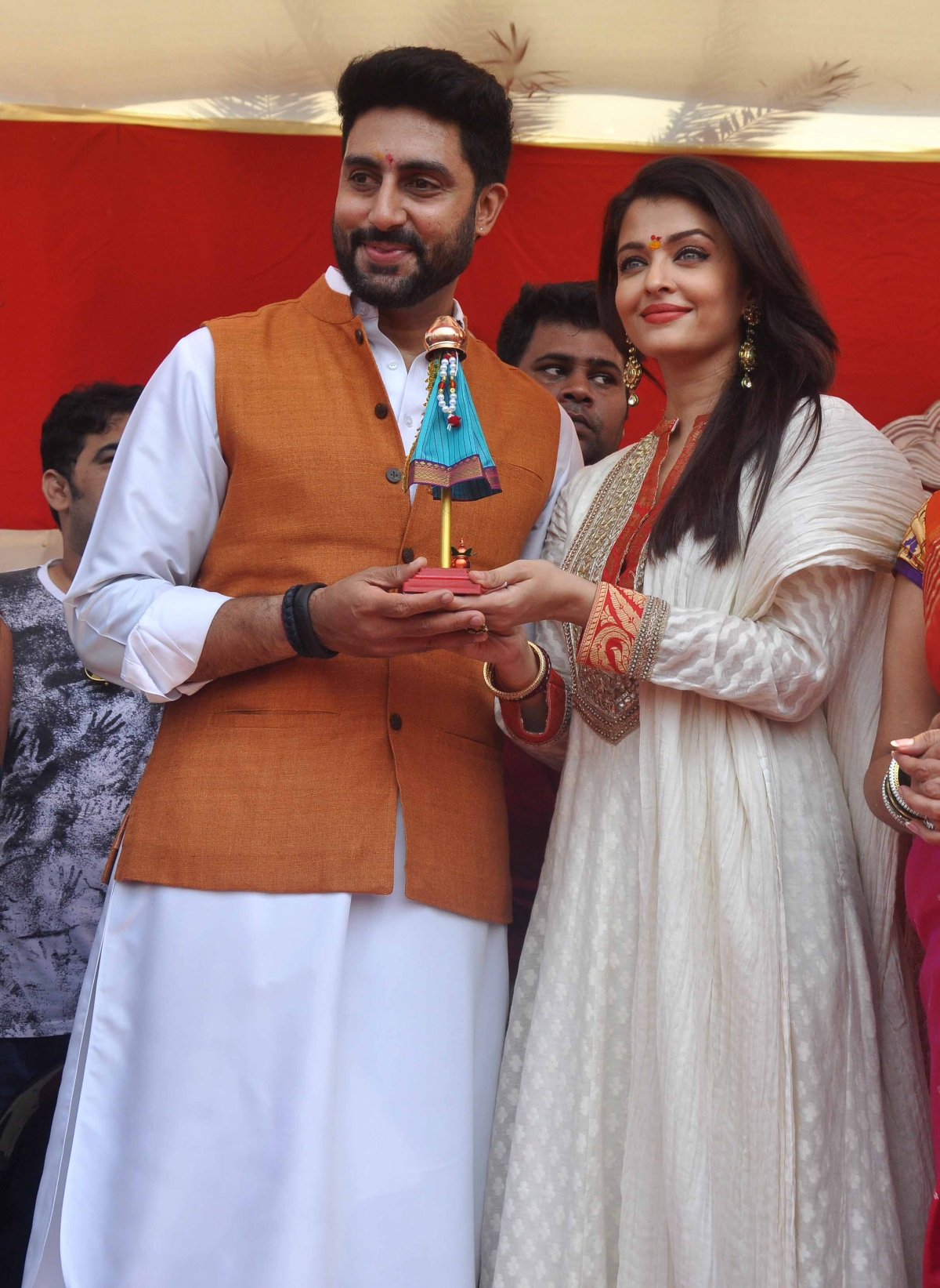 Aishwarya Rai Bachchan Celebrates 'Gudi Padwa' with Abhishek Bachchan; Couple Looks Stunning Together
