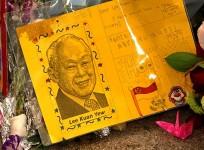 People pay their last respect to the founding father of singapore