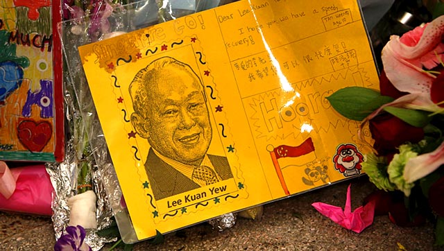 People pay their last respect to the founding father of singapore