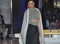 Lakme Fashion Week 2015 Grand Finale: Kareena Kapoor Khan Sizzles in Anamika Khanna's Creation