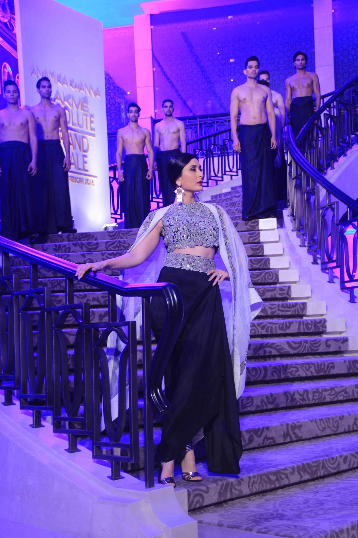 Kareena Kapoor Khan Sizzles in Anamika Khanna's Creation at LFW 2015 Finale Lakme Fashion Week 2015 Grand Finale: Kareena Kapoor Khan Sizzles in Anamika Khanna's Creation