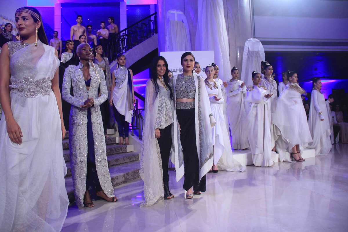 Kareena Kapoor Khan Sizzles in Anamika Khanna's Creation at LFW 2015 Finale Lakme Fashion Week 2015 Grand Finale: Kareena Kapoor Khan Sizzles in Anamika Khanna's Creation