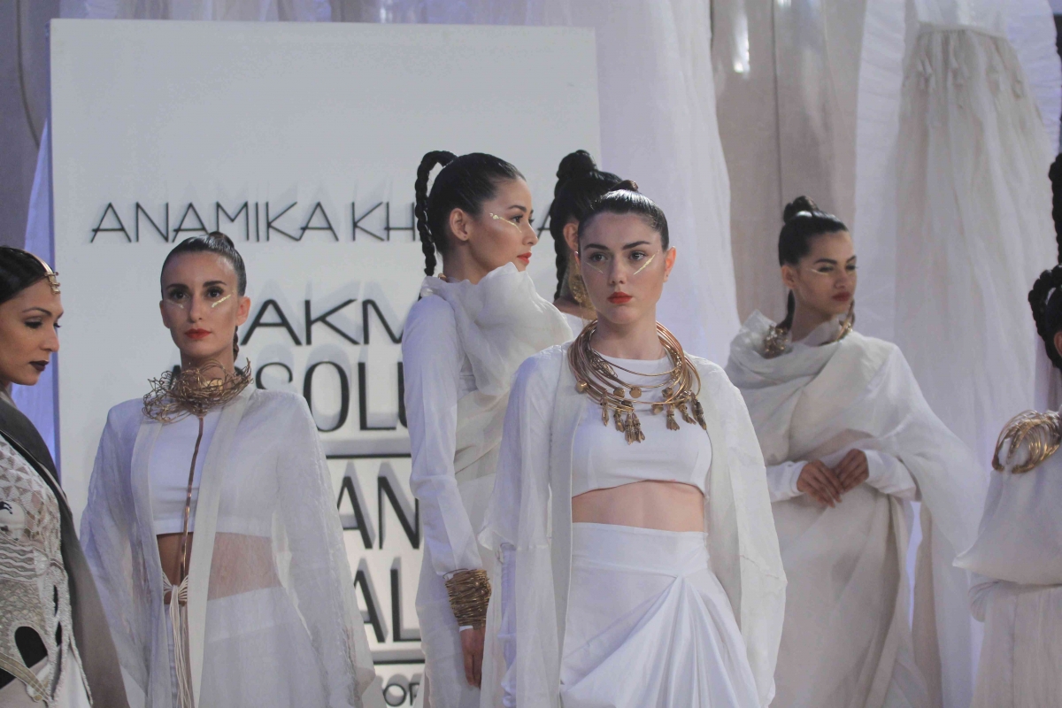 Anamika Khanna's Creation at LFW 2015 Finale Lakme Fashion Week 2015 Grand Finale: Kareena Kapoor Khan Sizzles in Anamika Khanna's Creation