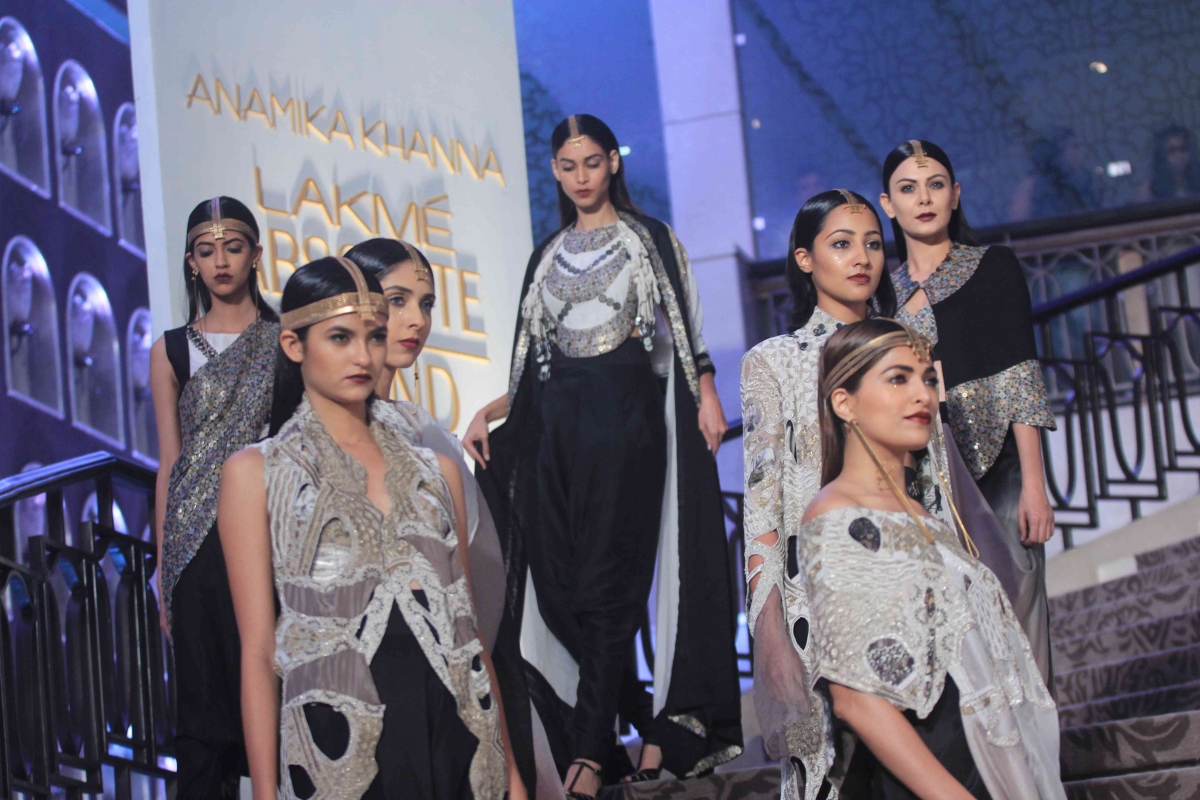 Models Walk the Ramp for Anamika Khanna at LFW 2015 Finale Lakme Fashion Week 2015 Grand Finale: Kareena Kapoor Khan Sizzles in Anamika Khanna's Creation
