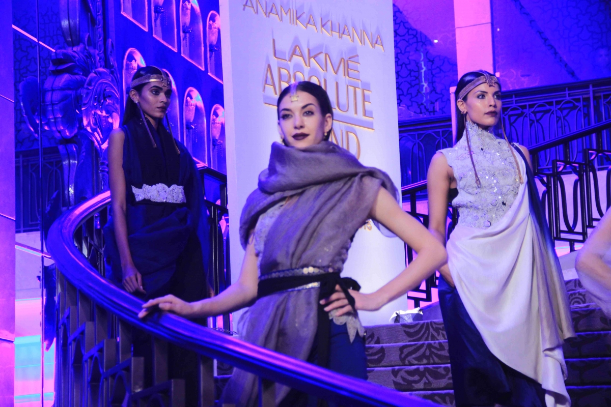 Models Walk the Ramp for Anamika Khanna at LFW 2015 Finale Lakme Fashion Week 2015 Grand Finale: Kareena Kapoor Khan Sizzles in Anamika Khanna's Creation