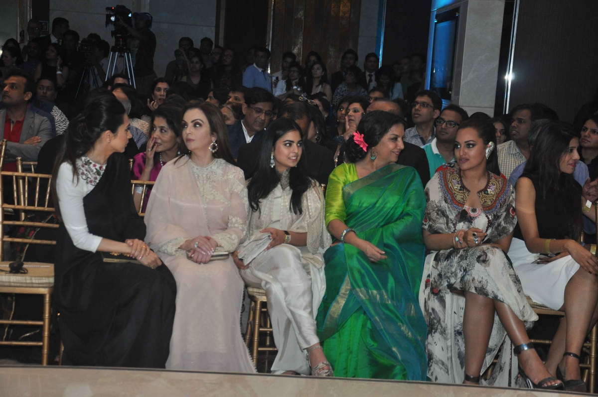 LFW 2015 Finale: Karisma Kapoor, Nita Ambani, Shabana Azmi, Sonakshi Sinha LFW 2015 Finale: Deepika Padukone, Jacqueline Fernandez and Other Celebs Grace Anamika Khanna's Show
