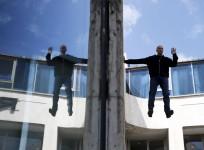 israeli-illusionist-dazzles-crowd-by-floating-in-the-air
