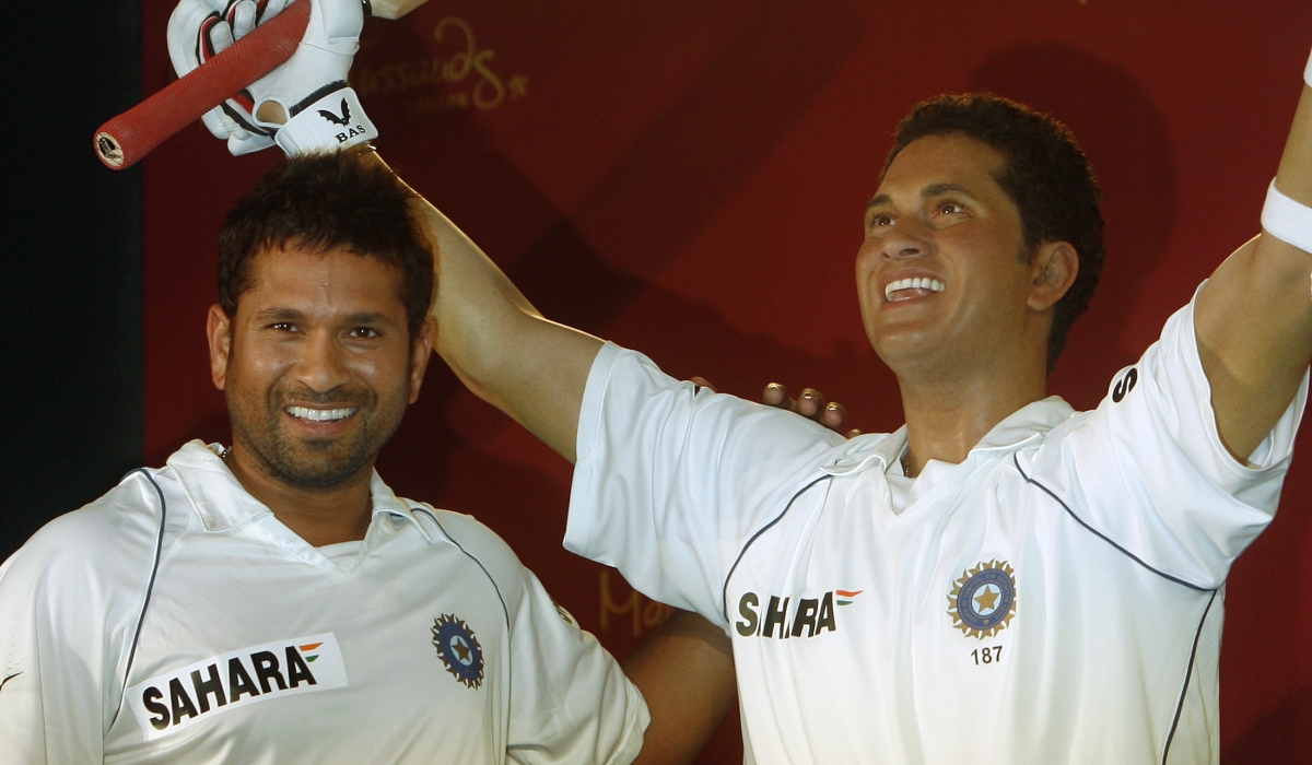 Sachin Tendulkar with his wax statue Sachin Tendulkar with his wax statue