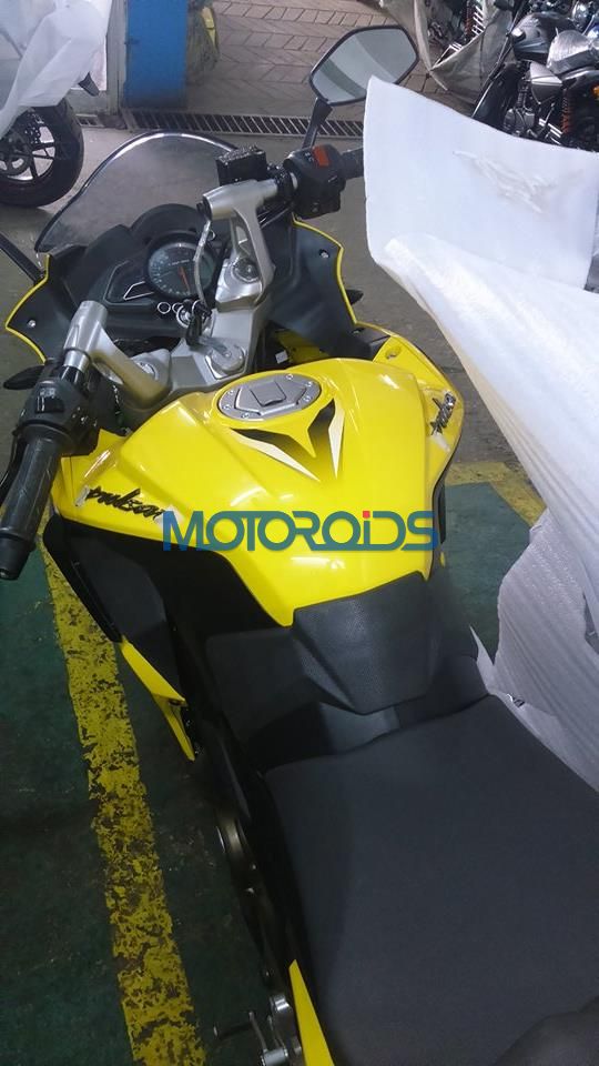 Bajaj Pulsar RS 200 spied Up Close Ahead of 26 March Launch