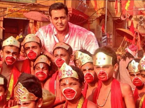 Salman Khan poses with kids on the sets of 'Bajrangi Bhaijaan'