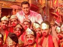 Salman Khan poses with kids on the sets of 'Bajrangi Bhaijaan'