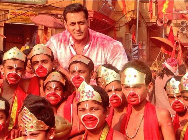 Salman Khan poses with kids on the sets of  'Bajrangi Bhaijaan'