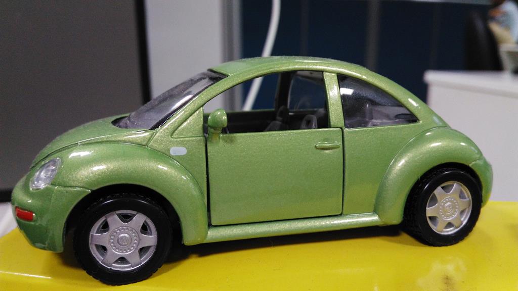 We used this glossy model under incandescent light and kept the camera settings in auto mode. Again we found the focus locked very rapidly yet accurately. Surprisingly there is no visible colour cast in the image either. Huawei Honor 4X Sample Images- 2