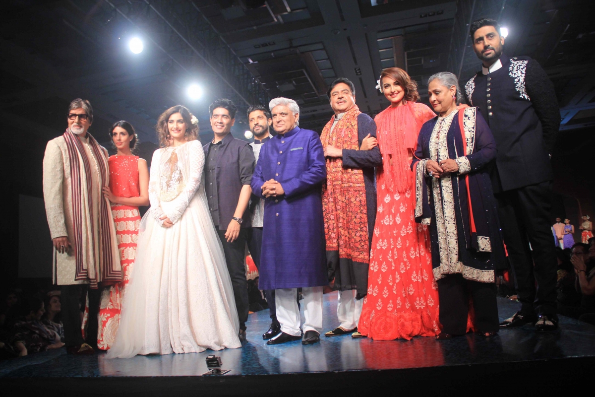 Mijwan 2015: Sonam Kapoor, Sonakshi Sinha, Abhishek Bachchan Walk The Ramp With Their Star Parents [PHOTOS]