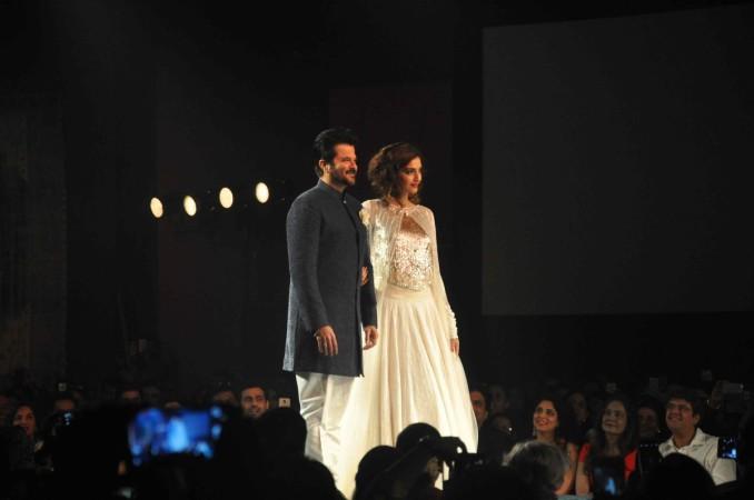 Mijwan 2015: Sonam Kapoor, Sonakshi Sinha, Abhishek Bachchan Walk The Ramp With Their Star Parents [PHOTOS]