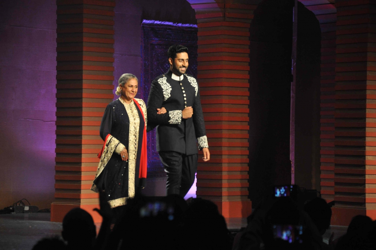 Mijwan 2015: Sonam Kapoor, Sonakshi Sinha, Abhishek Bachchan Walk The Ramp With Their Star Parents [PHOTOS]